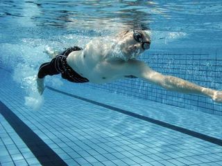 swimmer-pool-101112-02