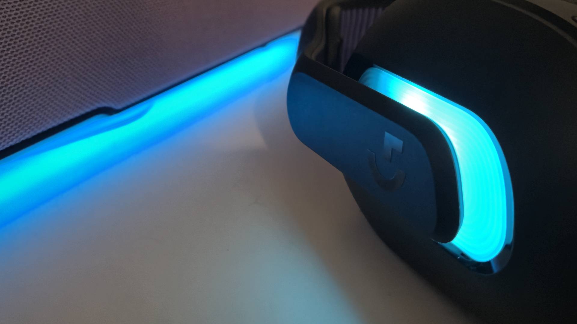 Photo by Rosalie Newcombe of the glow of the RGB lighting of the Logitech G522 Lightspeed wireless gaming headset.