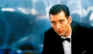 Croupier Clive Owen leaning in a tuxedo