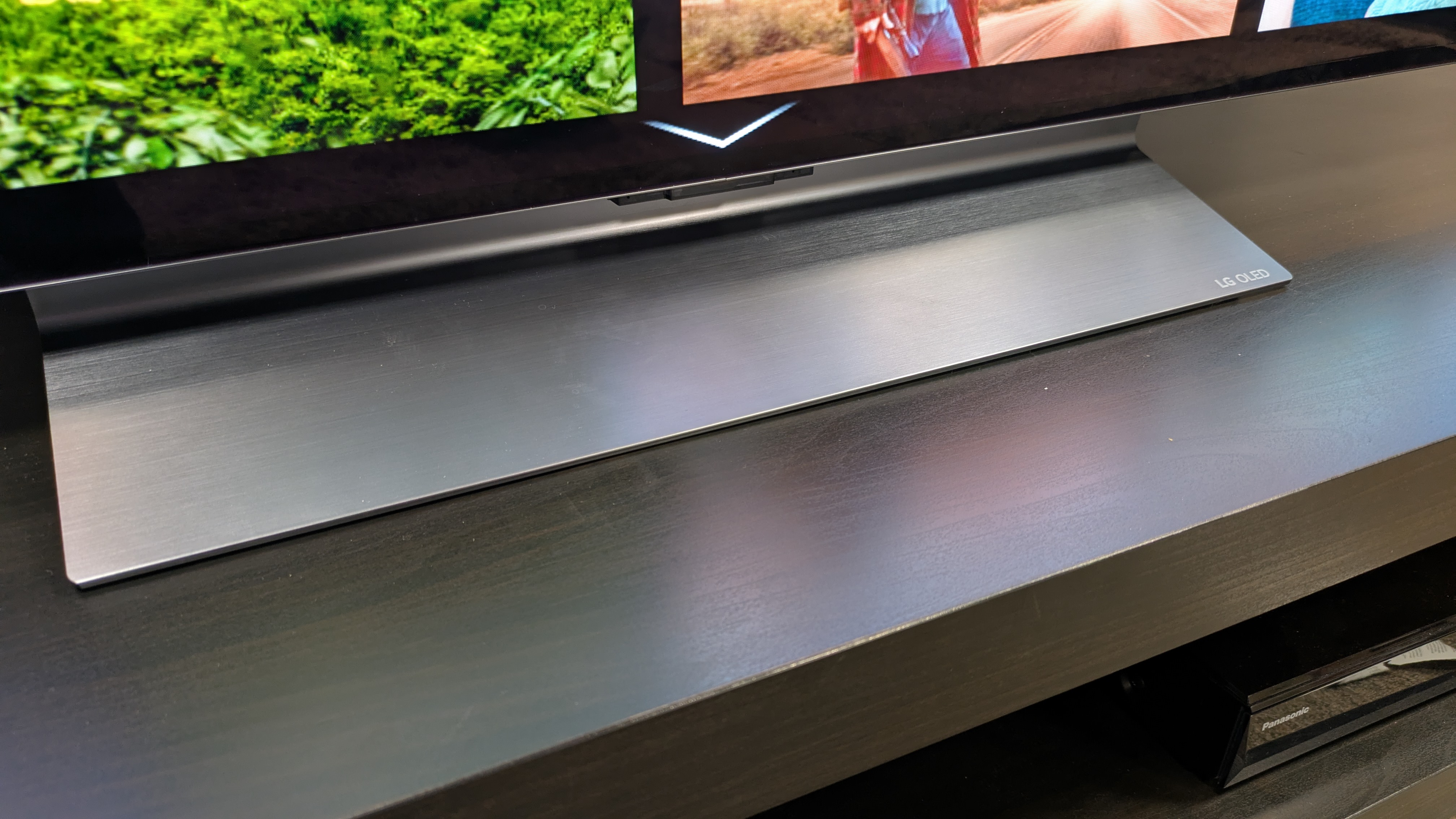 The LG C6 OLED TV's metal stand