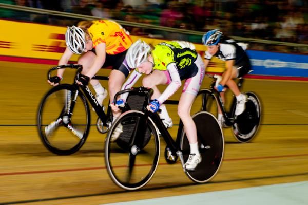 Jess Cramptoon takes the 6 Lap Dash from Emily Kay and Lucy Garner