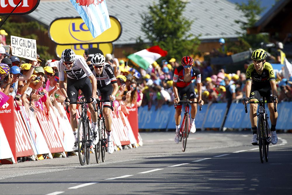 Chris Froome (Team Sky) and Tom Dumoulin (Sunweb) sprint for second place on stage 11