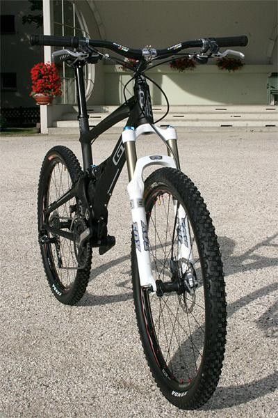 The new GT Marathon Team strikes a mean silhouette in black and white.