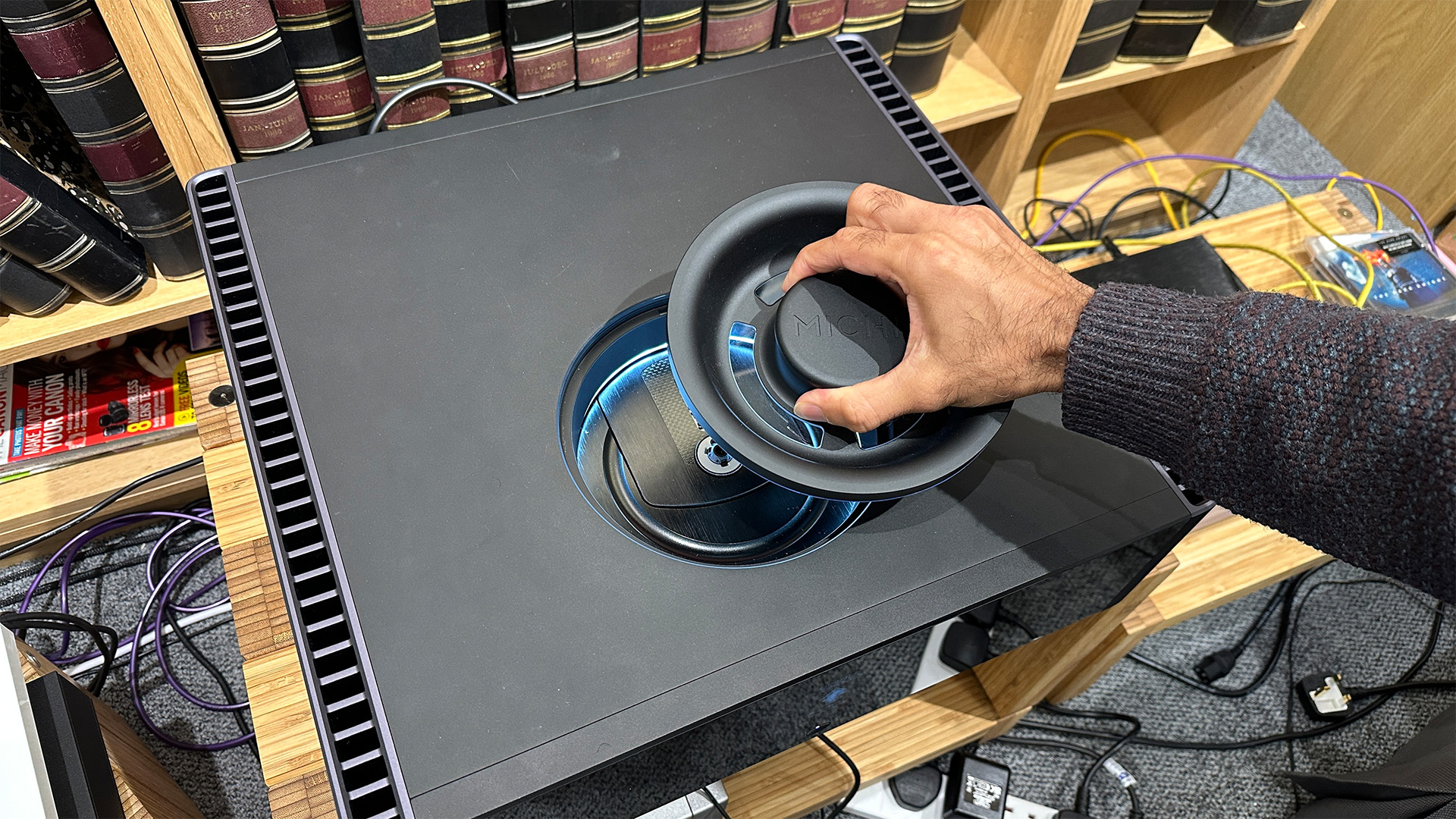 Rotel Michi Q5 CD player with hand lifting CD lid