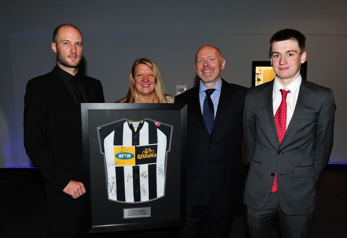 Steve Cummings presents an MTN-Qhubeka jersey as one of the auction prizes