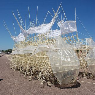 Jason Allemann was inspired by Theo Jansen's kinetic sculptures Strandbeests when developing the Land Ship Amagosa