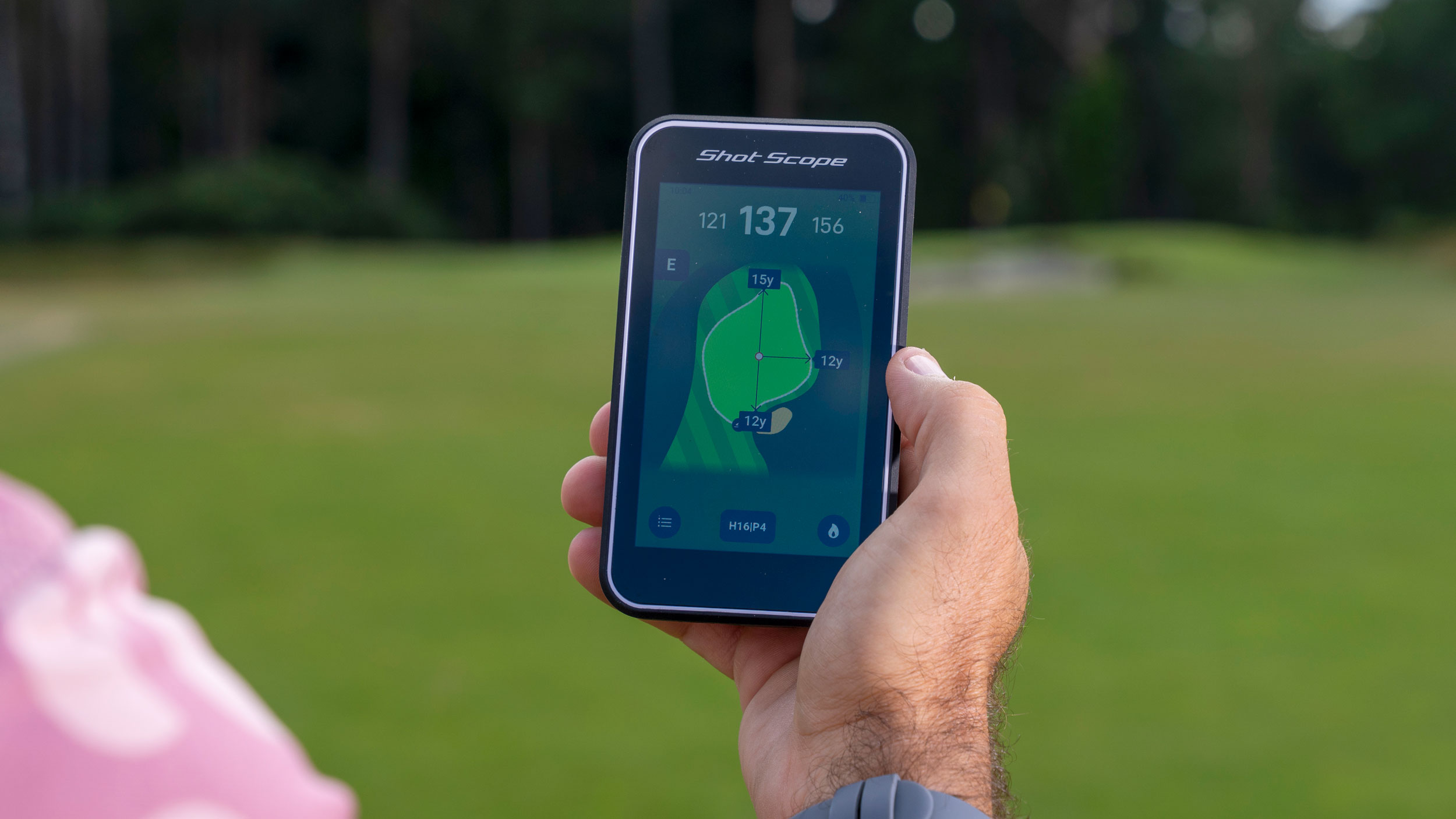 A golfer using a Shot Scope H50 GPS