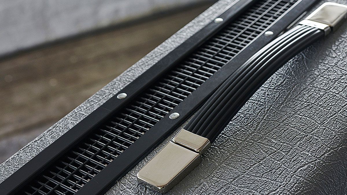 The 2555X weighs in at a whopping 22kg, so you won't want to lift it on that single carry handle if you can avoid it...