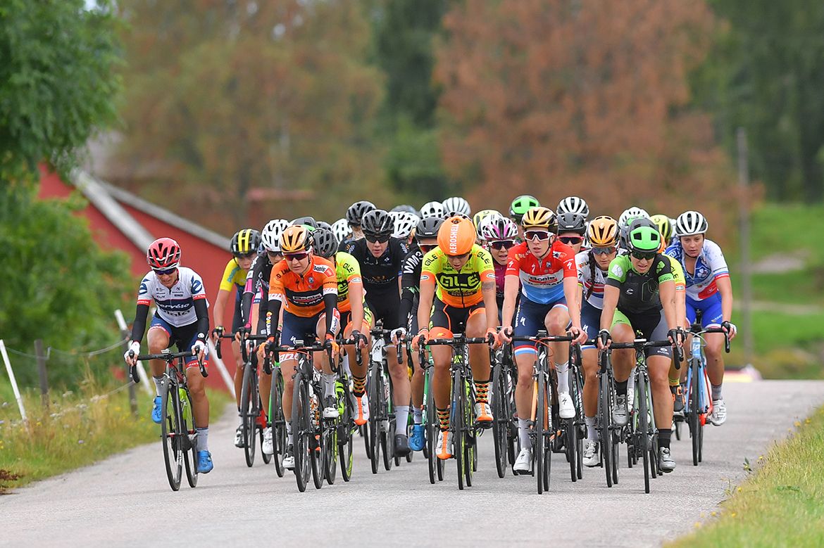 The peloton was reduced drastically in the final laps