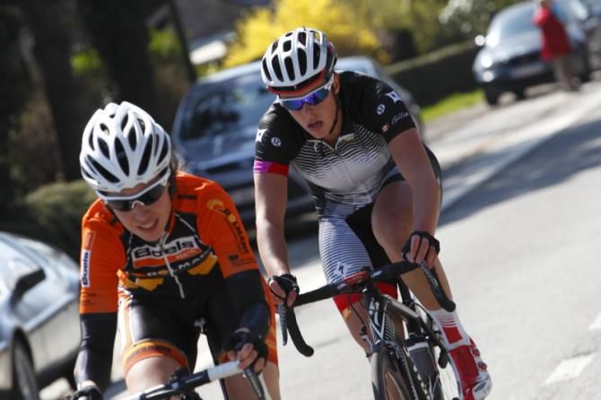 Gillian Carleton (Specialized - lululemon) quickly regained the back of the peloton after her mechanical problem