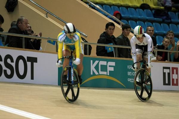 Lyubov Shulika (Ukraine) and Anna Meares (Australia) track stand in the women's sprint finals.