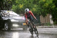 SD Worx rider negotiates wet roads at Giro Donne