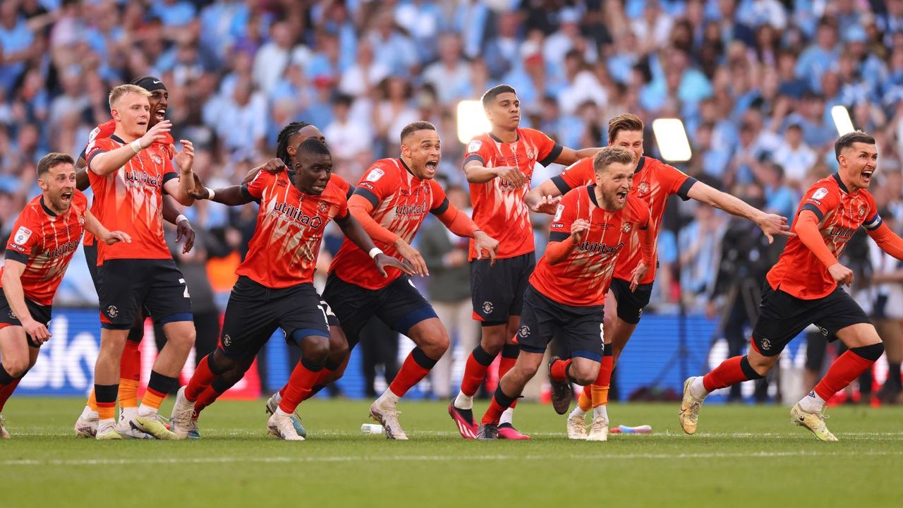 Luton Town players celebrate the penalty shoot-out win against Coventry 