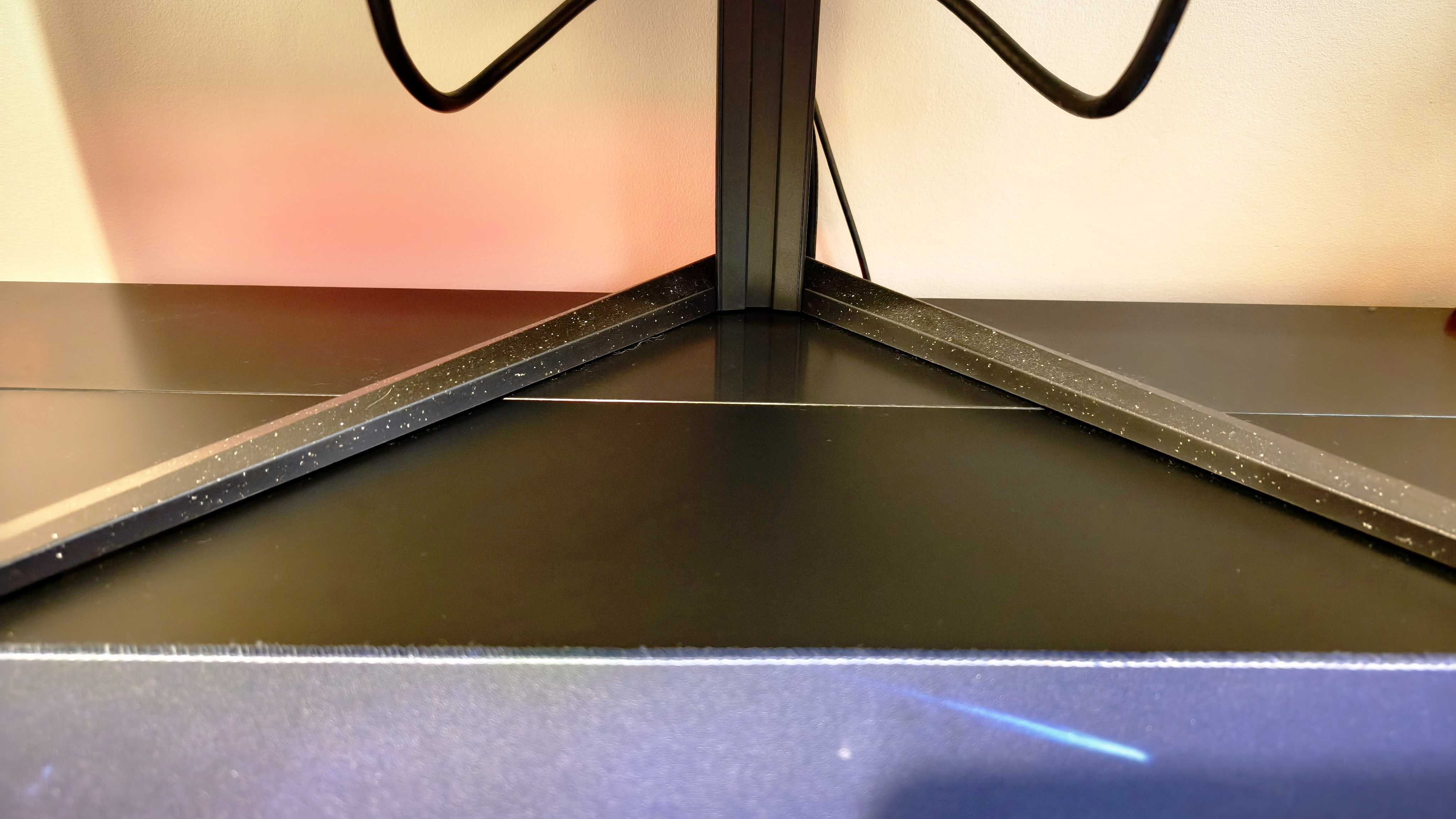 Monitor de juegos Philips Evnia 27M2N3800A negro sobre mesa negra