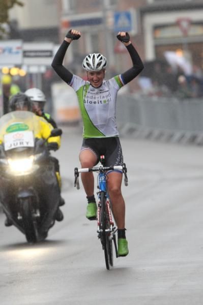 Loes Gunnewijk (Nederland Bloeit) won the stage after a solo attack which quickly grew to a definitive lead