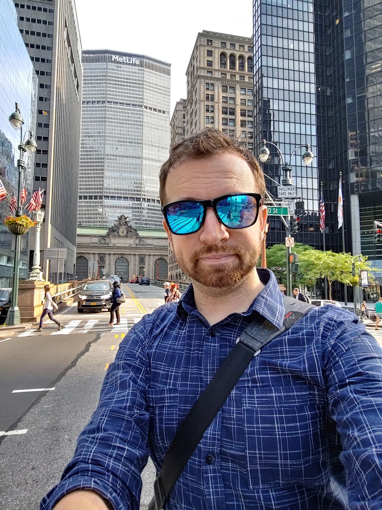In good light, the 8MP selfie camera is much improved over what we got from last year's LG camera