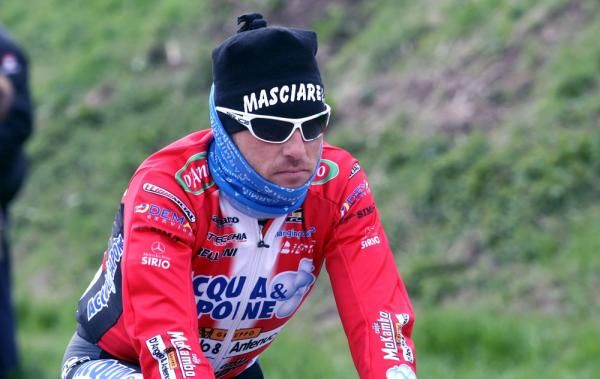 Luca Paolini (Aqua &amp; Sapone) rugs up against the Italian cold