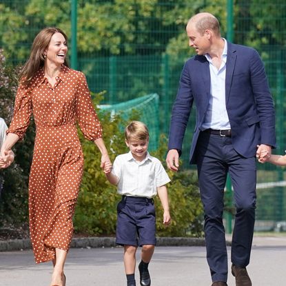 Prince George, Princess Charlotte and Prince Louis (C), accompanied by their parents the Prince William, Duke of Cambridge and Catherine, Duchess of Cambridge, arrive for a settling in afternoon at Lambrook School, near Ascot on September 7, 2022 in Bracknell, England. 