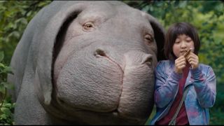 Okja-elokuvan outo otus ja tyttö syleilevät toisiaan