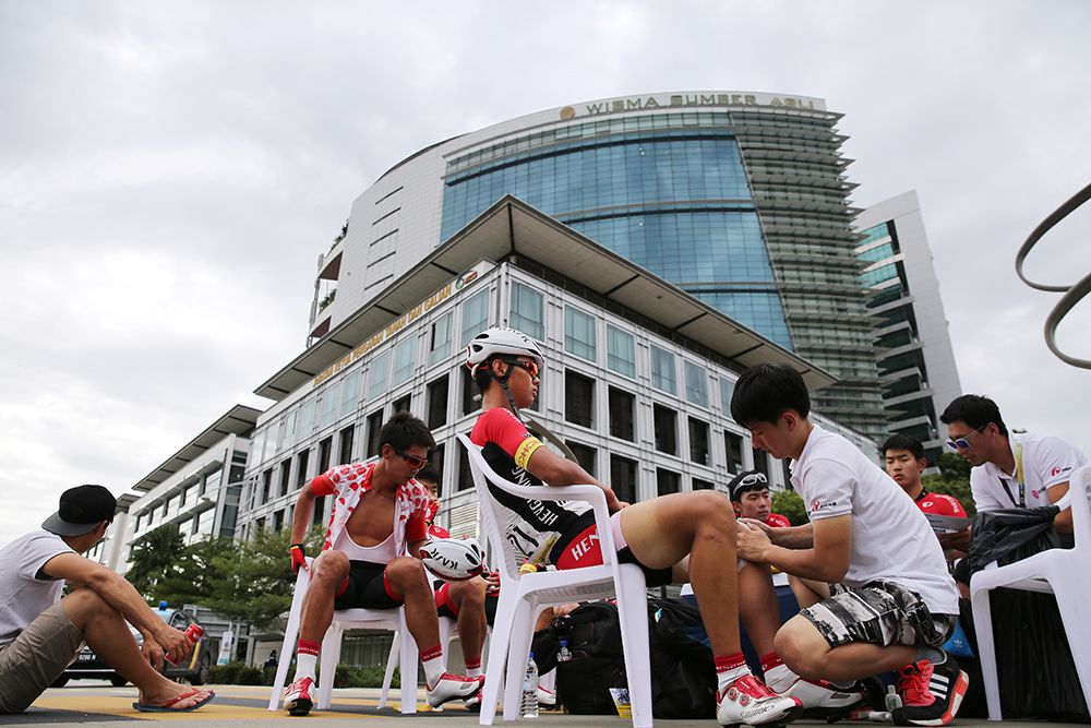 Final preparations before the stage begins