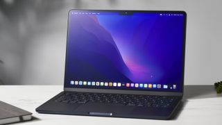 Das MacBook Air 2022 in schwarz