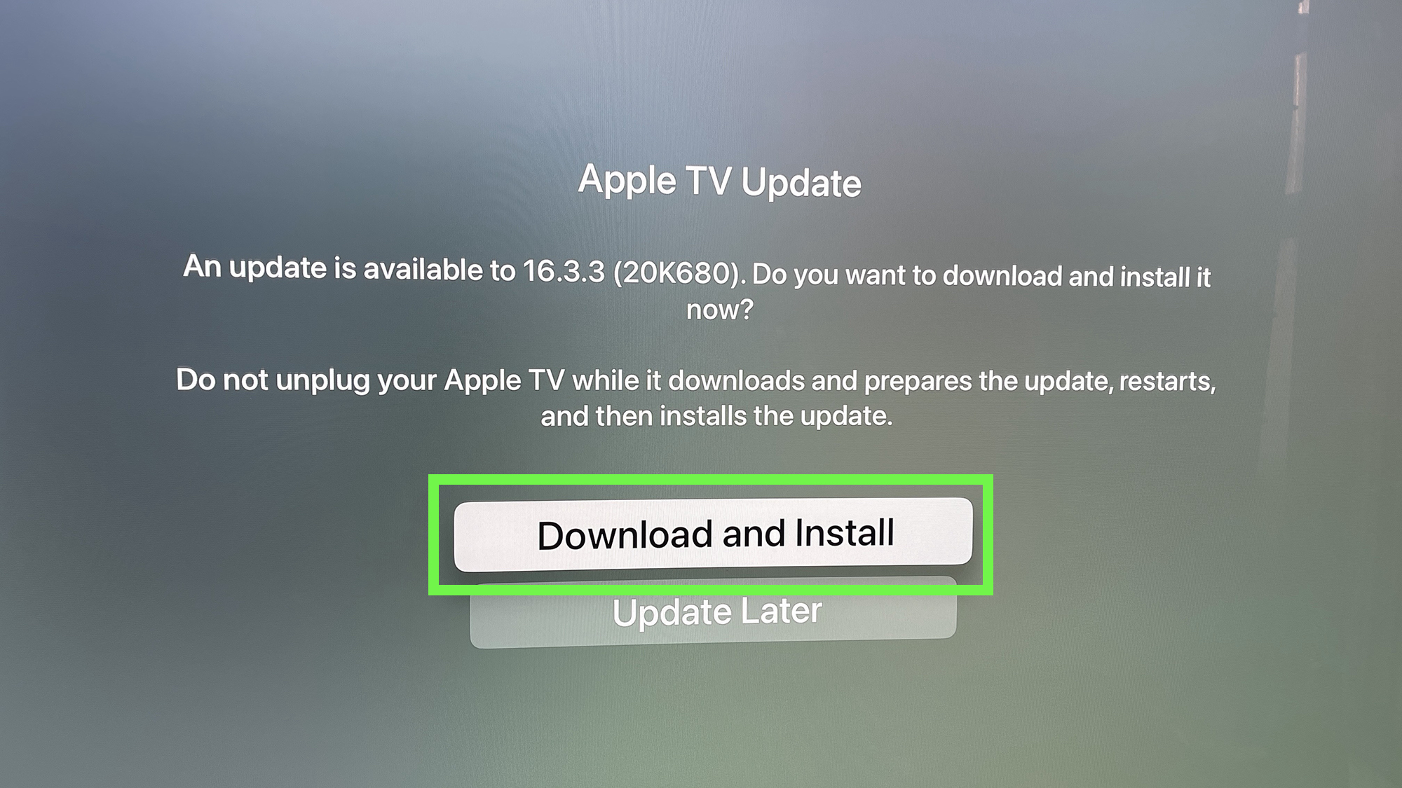 Der tvOS-Update-Fensterbildschirm für tvOS 16.3.3 mit der Download- und Installationsoption, die durch ein grünes Rechteck hervorgehoben ist