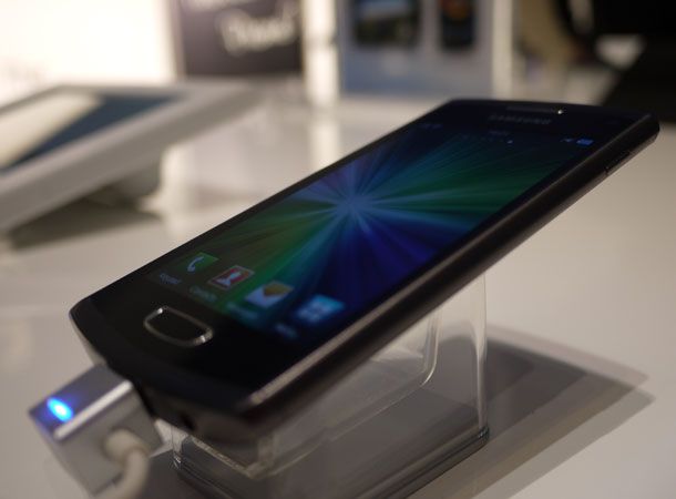 Samsung Wave 3 hands 3