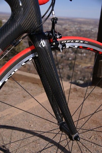The matching carbon fork uses a tapered-and-oversized 1 1/8"-to-1 1/4" steerer
