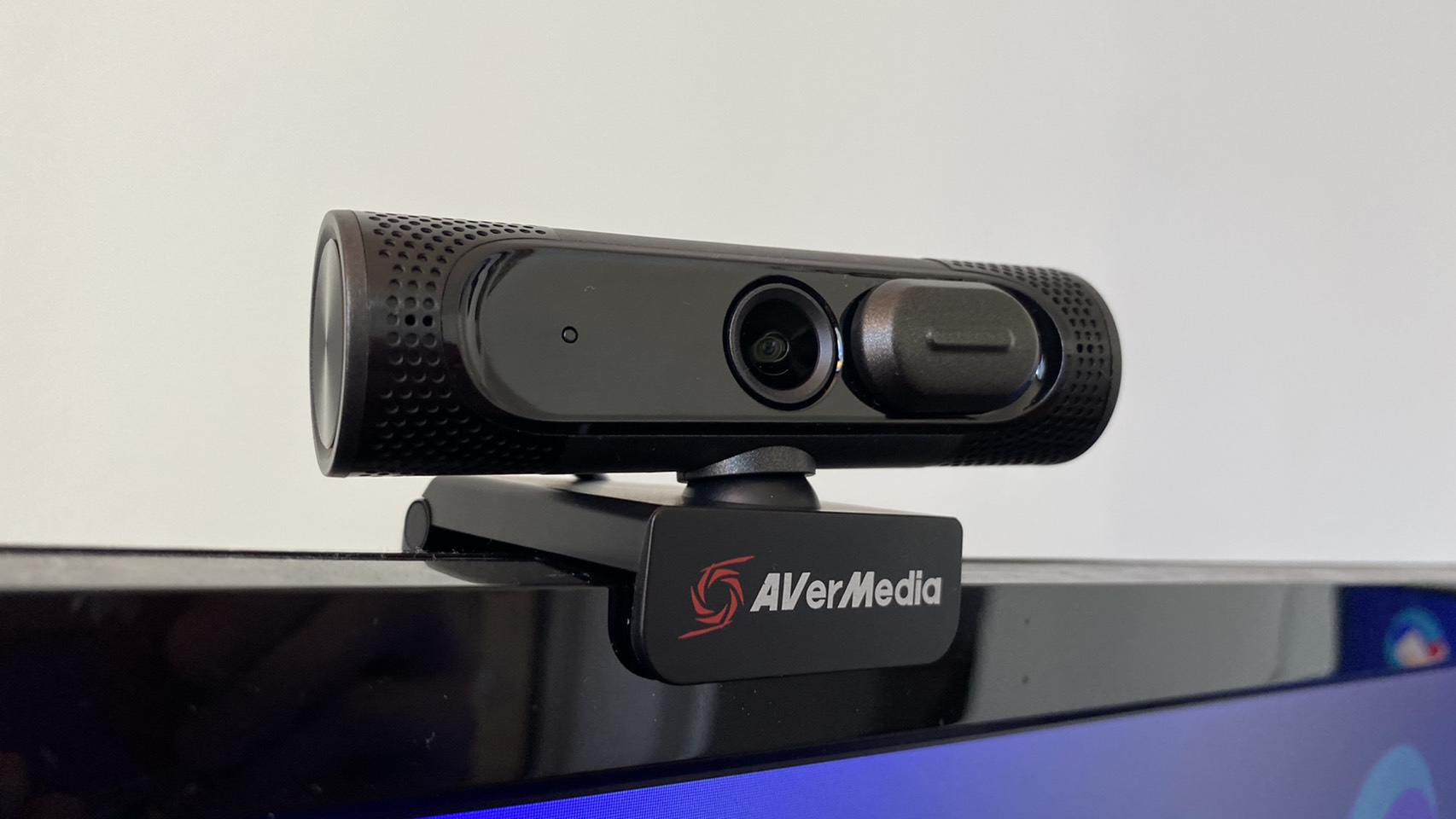 AverMedia PW315 Webcam Review: Awkward Middle Child