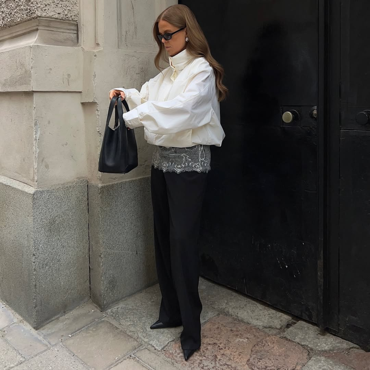 Influencer HANNA JOHANSSON wearing a cropped jacket, black trousers and heels. 