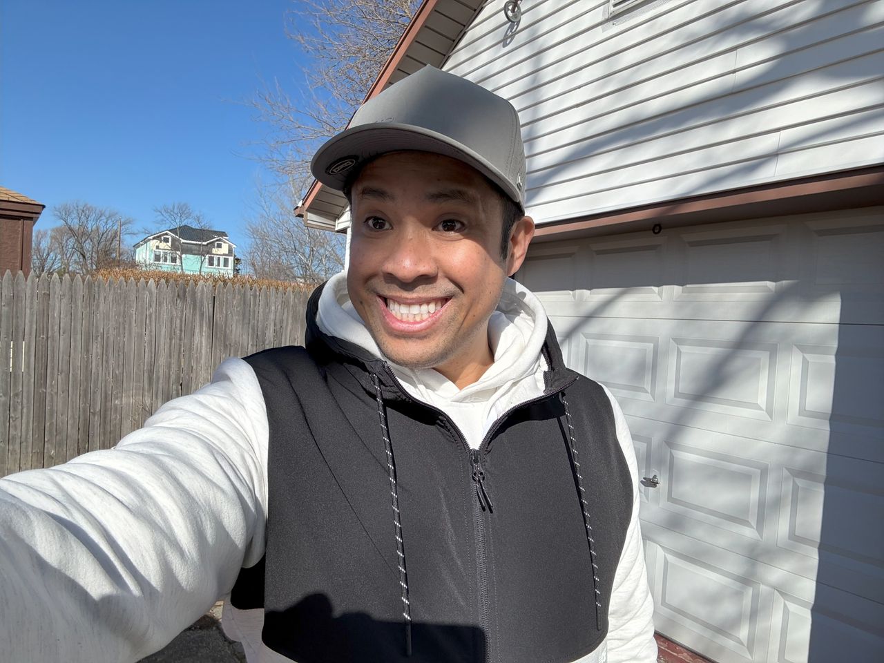 Apple iPhone 16e selfie sample.