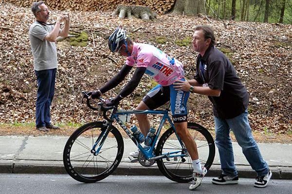 Paolo Savoldelli (Discovery Channel) gets a push from Johan Bruyneel