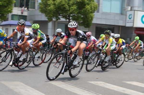 Katie Colclough (Specialized - lululemon) leans into a corner