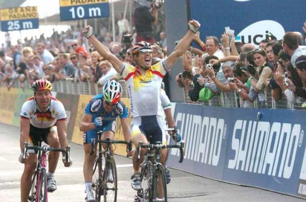 Oscar Freire sprints to his third world title in 2004. The win saw him equal the number of world titles by a single rider.