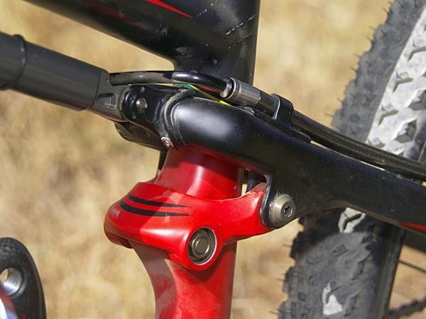 The minimal upper link is now aluminum instead of carbon but the centralized shock location allows it be made substantially lighter at just 40g.