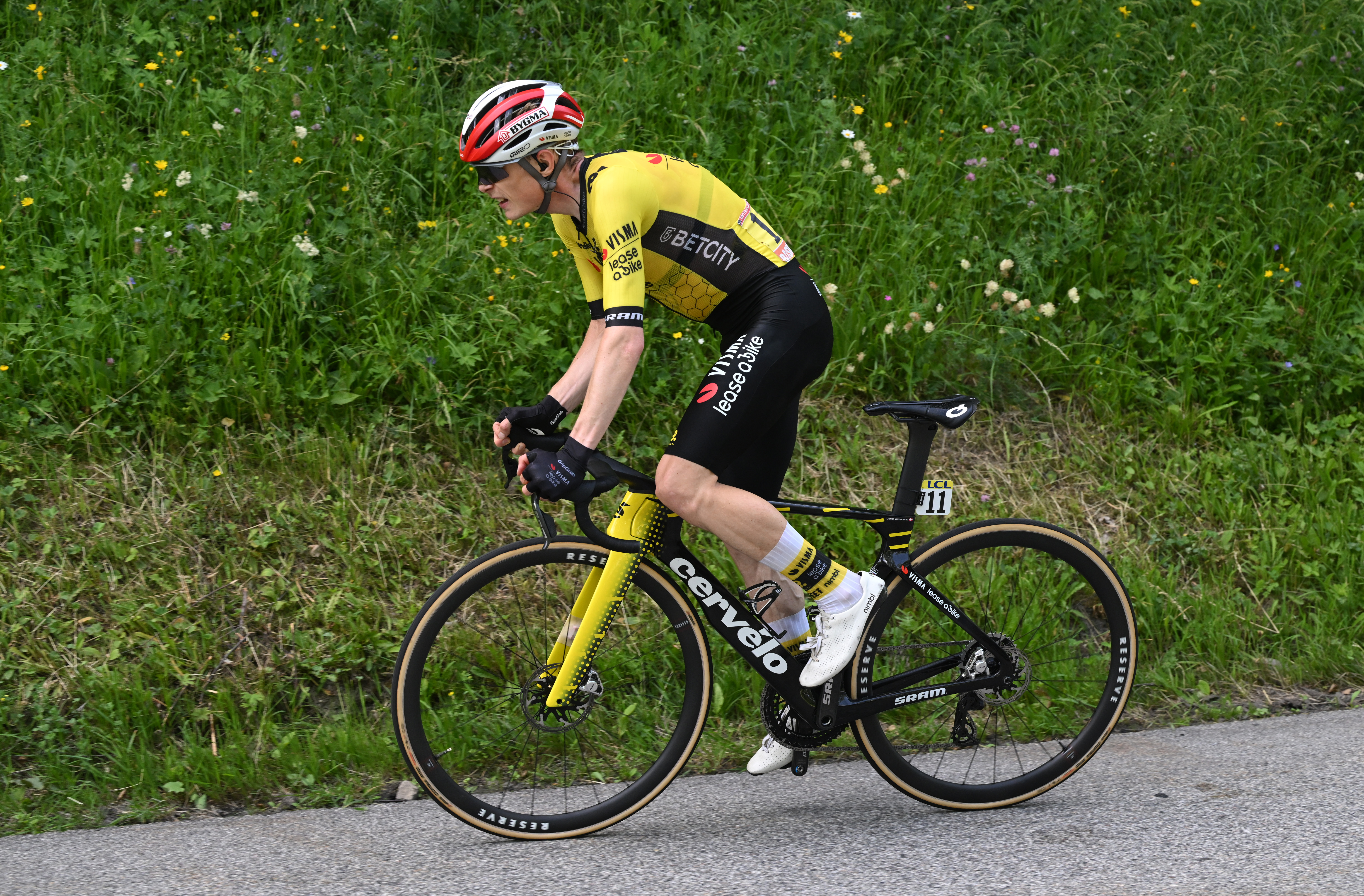 Jonas Vingegaard racing at the Criterium du Dauphine