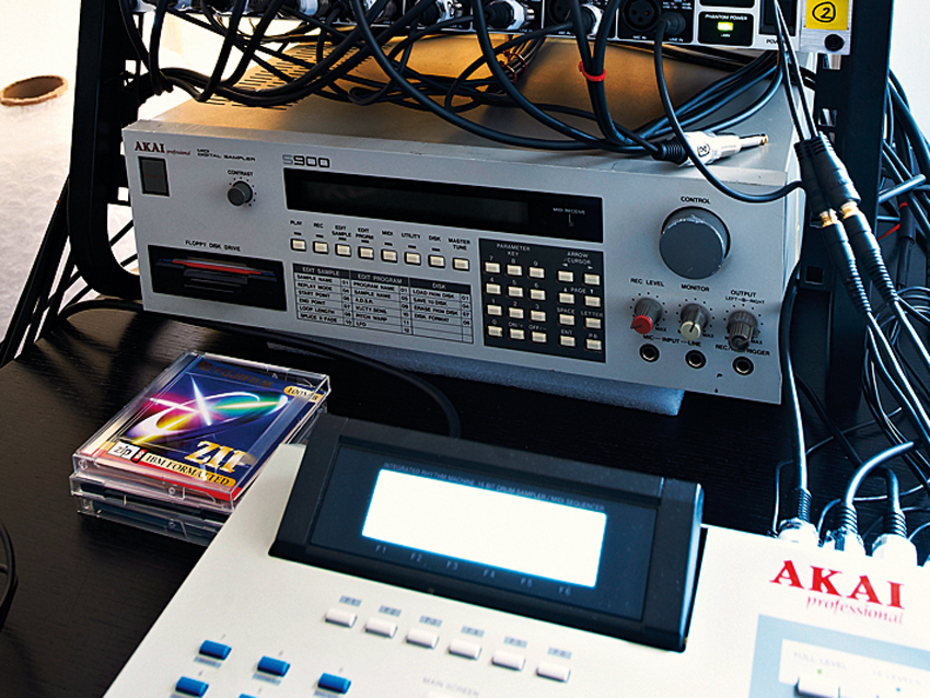 Akai S900