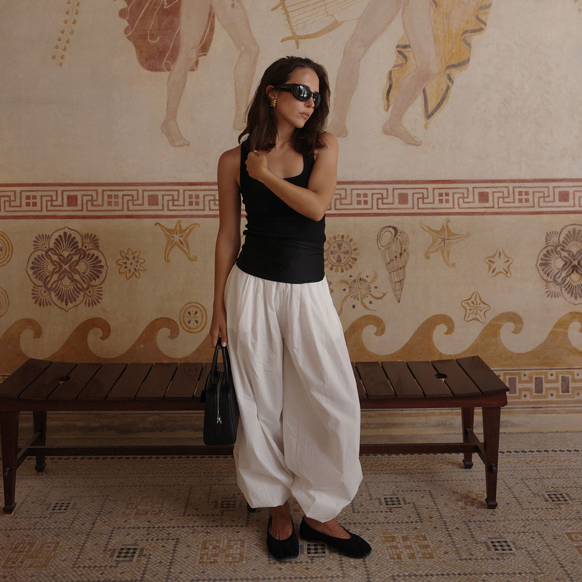 @deborabrosa outfit photo in black tank and white baloon-style pants