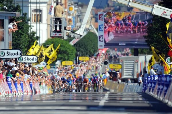 The finishing sprint in Brussels is disrupted by a crash.