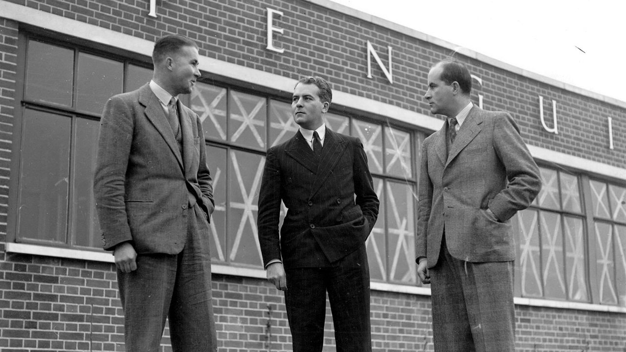 Sir Allen Lane outside Penguin books head office © Tunbridge-Sedgwick Pictorial Press/Getty Images