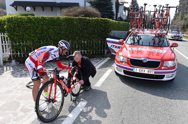 Alexander Kolobnev (Katusha) changes a rear wheel flat