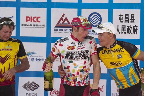 Stage winner Brad Huff (Jelly Belly) and Yuriy Metlushenko (Ukrainian National Team) share a moment on stage in Xinglong.