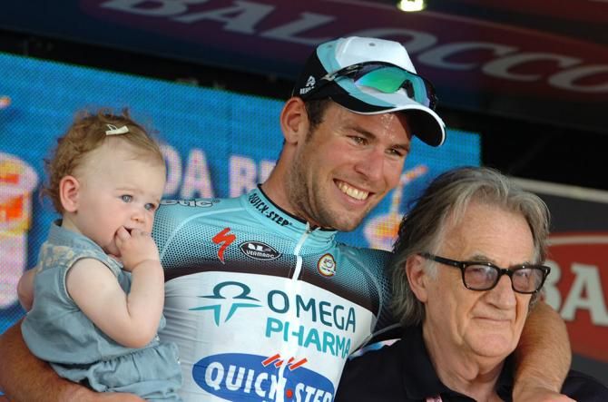 Mark Cavendish and his daughter with Paul Smith on the podium