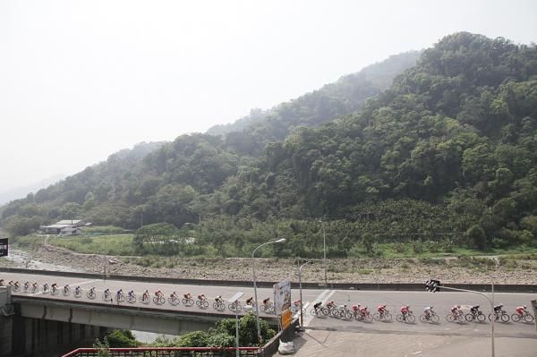 The bunch heads into the hills.