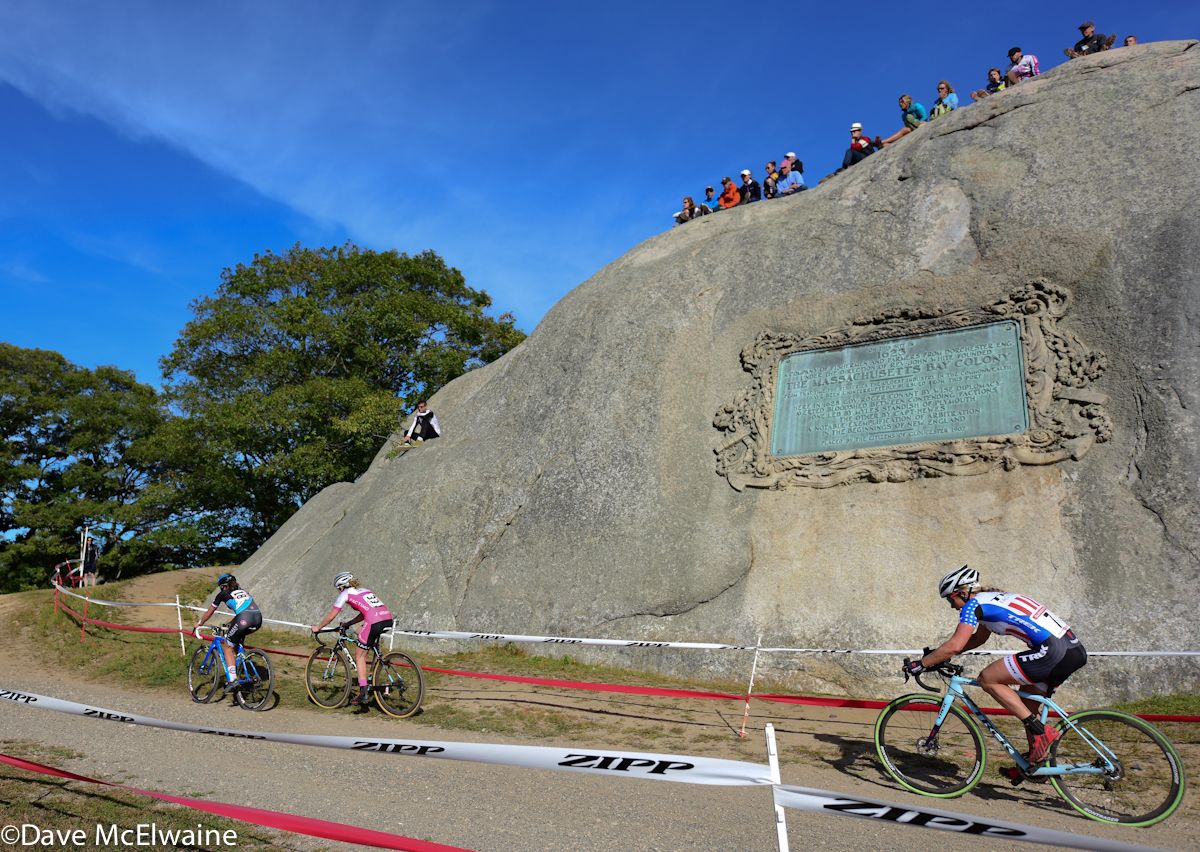 Caroline Mani (Raliegh Clement) and Ellen Noble (JAM/NCC/Vittoria) with a gap on Katie Compton