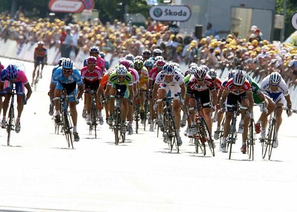 Robbie McEwen (Davitamon-Lotto) in front of the sprint, while Thor Hushovd hits McEwen from behind