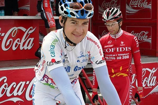 One of the Karpin Galicia riders signs on.