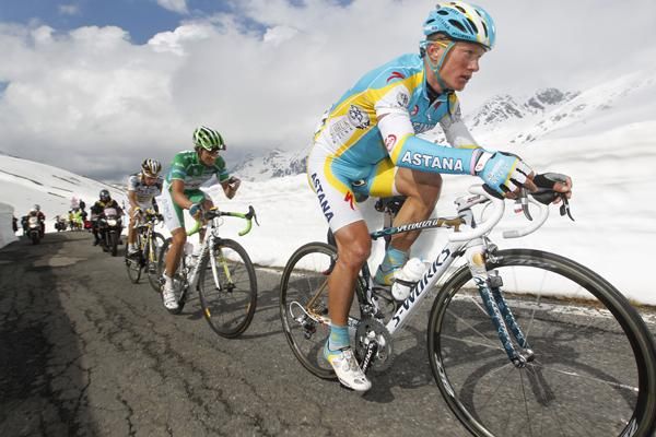Alexandre Vinokourov (Astana) stretches his legs on the Gavia