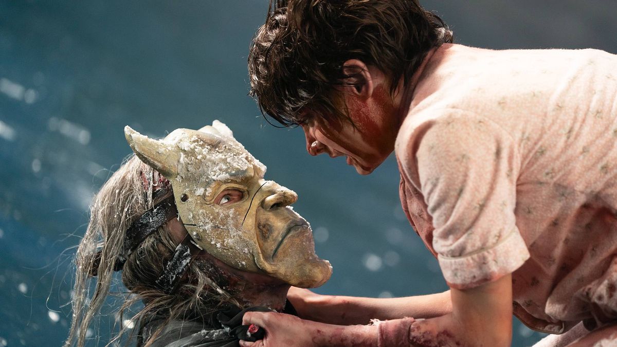Ethan Hawke as The Grabber and Madeleine McGraw as Gwen in