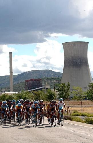 The peloton passes the beauteous Elcogas IGCC power station near Puertollano